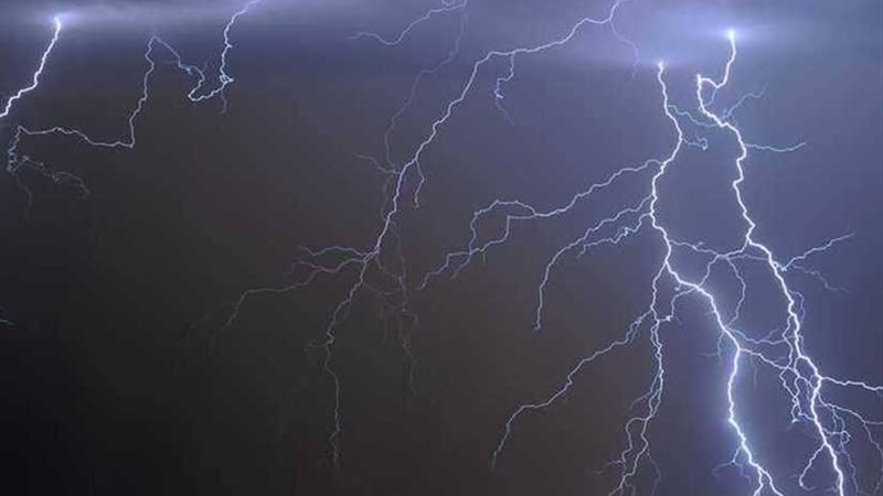 صواعق تقتل وتصيب