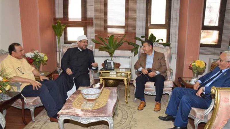 محافظ بني سويف يستقبل