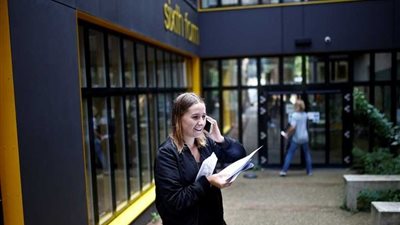 قصيدة فتاة سورية تهز نظام التعليم في بريطانيا (صورة)