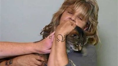 لم شمل امرأة مع قطتها المفقودة بعد 11 سنة (صور)