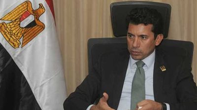 وزارة الرياضة تصرف مكافأة 200 ألف جنيه للسباحة فريدة عثمان