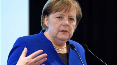 ميركل: علينا أن نستخدم كل السبل لحل الأزمة الإيرانية سلميا