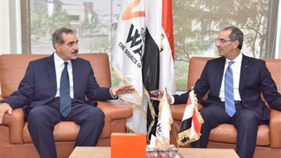 وزير الاتصالات ومحافظ أسيوط يتفقدان مصنع (سيكو)