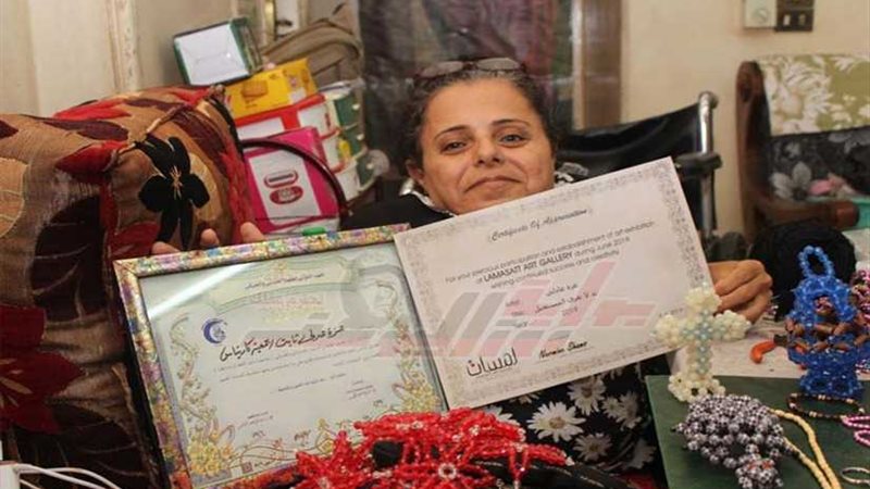 بـالإبرة والخرز..