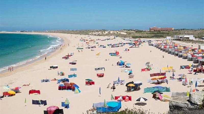 إخلاء شاطئ سياحي