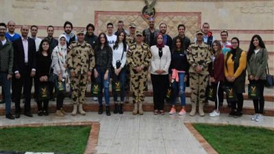 وفد شبابي من المصريين بالخارج يزور قيادة قوات الصاعقة والكلية الجوية