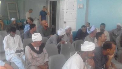 قرعة علنية لتوزيع 26 باكية بسوق الباعة الجائلين بمركز الغنايم..صور