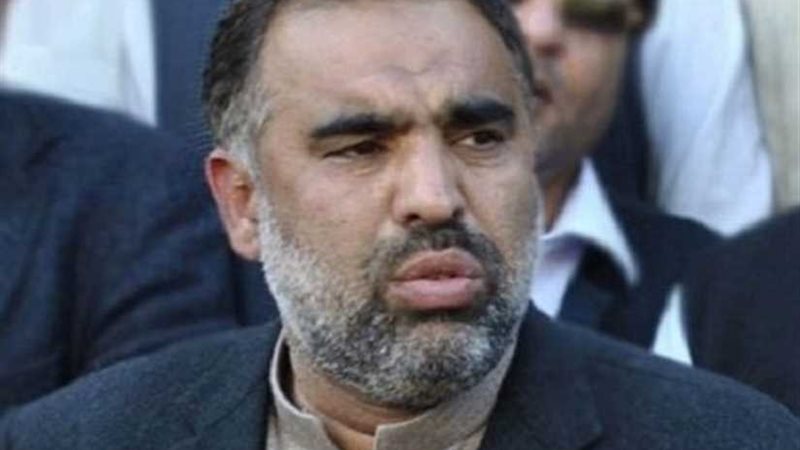 مسؤول باكستاني يطالب