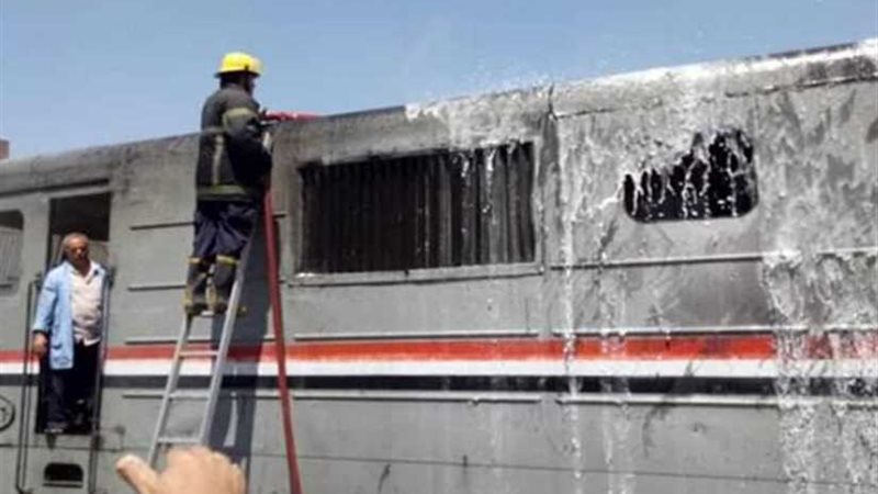 إخماد حريق بقطار