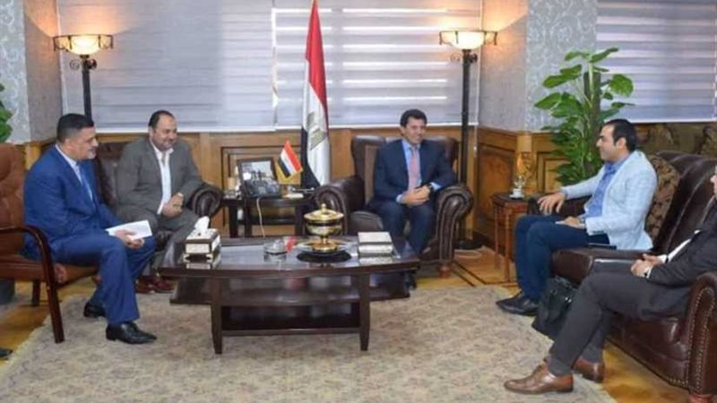 وزير الرياضة يبحث