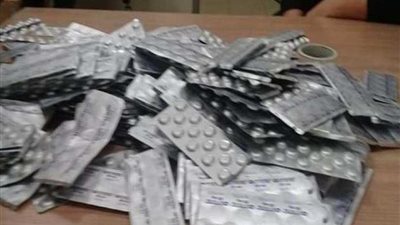 جمارك مطار القاهرة تحبط محاولتي تهريب أقراص مخدرة وهواتف محمولة ومشغولات فضية