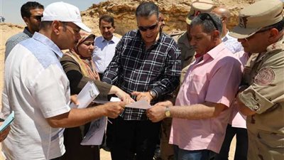 لجنة حكومية تتفقد موقع مشروع الصوب ببني سويف