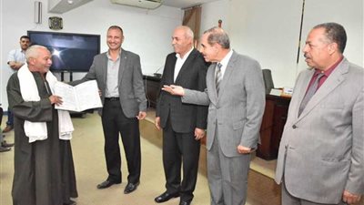 تسليم 11 عقد تقنين للمنتفعين بأراضي أملاك الدولة بـ5 مراكز بأسيوط