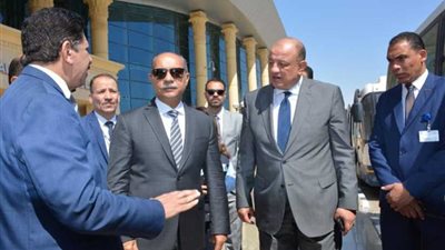 وزير الطيران المدني يلتقي العاملين بمطار سوهاج الدولي ويشيد بالجهد المبذول