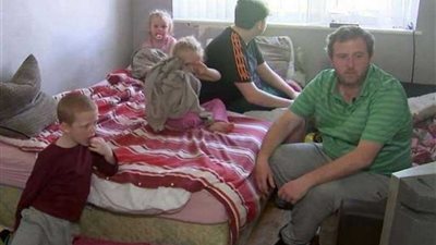 يعول 4 أطفال ويعيش بـ60 جنيها شهرياً في بلاد الغنى.. (صور)