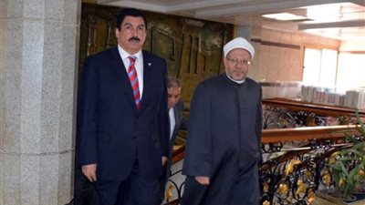 احتفالا بالعيد بالقومي للمحافظة.. وزير الأوقاف ومحافظ القليوبية يوزعان صكوك الأضاحي على الأسر المستحقة