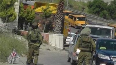 قوات الاحتلال الإسرائيلي تغلق مدخل بلدة بيت أمر بالخليل ببوابة حديدية