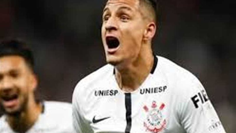 إشبيلية يعير لاعبه