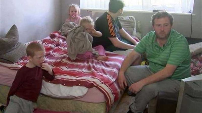 يعول 4 أطفال ويعيش