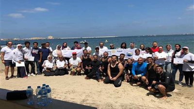 بالصور.. تنظيف شاطئ وقاع بحر الإسكندرية