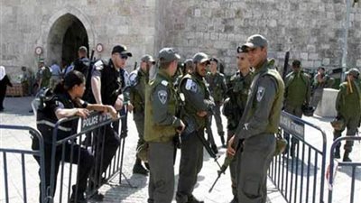 شرطة الاحتلال الإسرائيلي تجبر عائلة من 