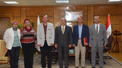 رئيس جامعة أسيوط يستقبل وفدًا رسميًا من وزارة التعليم العالي