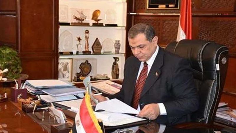 عنيك في عنينا تكشف