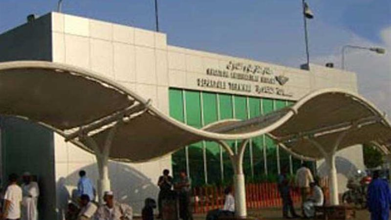 وصول أولى طائرات