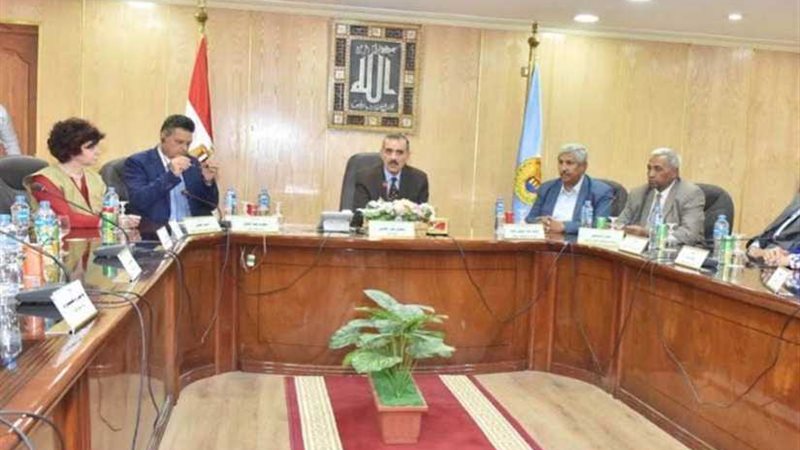 محافظ أسيوط يستقبل