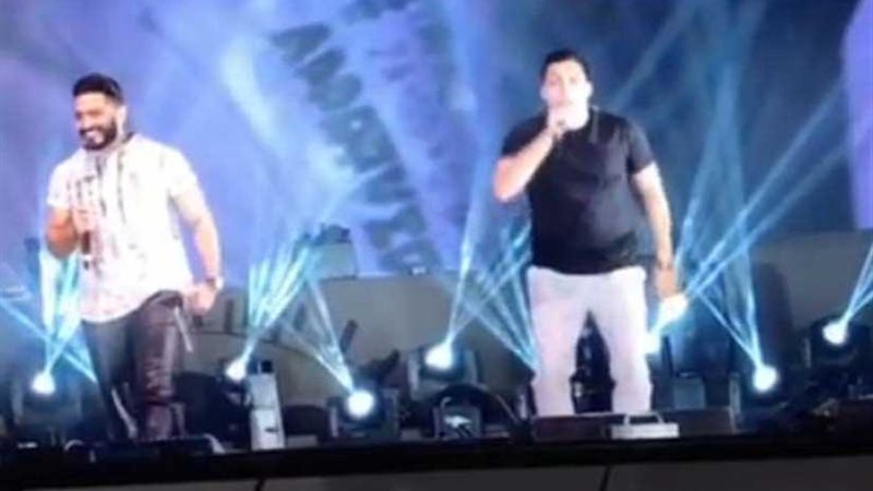 خالد منيب يغني في