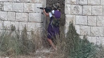 مستوطن يرهب الفلسطينيين عقب إطلاق النار عليهم شمال نابلس