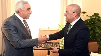 وزير الإسكان يبحث مع السفير العراقي بالقاهرة سبل التعاون المشترك