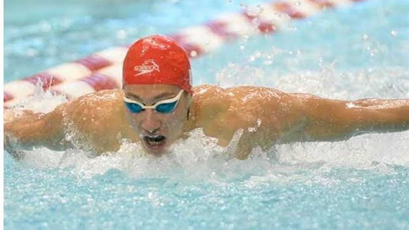 علي خلف تمساح السباحة