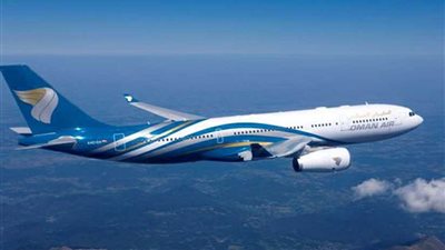 طائرة سلطنة عُمان في سماء القاهرة