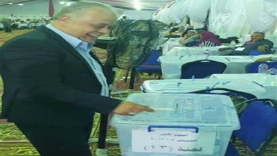 أشرف زكي يدلي بصوته في عمومية الزمالك
