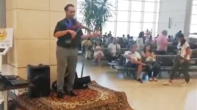 بالفيديو ..عازف داخل مطار شرم الشيخ للترفيه عن الركاب