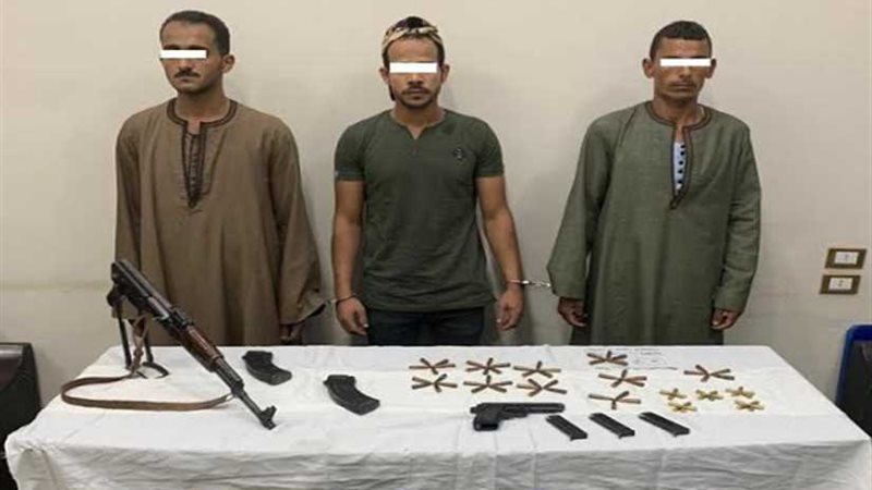 ضبط قطعتي سلاح و60