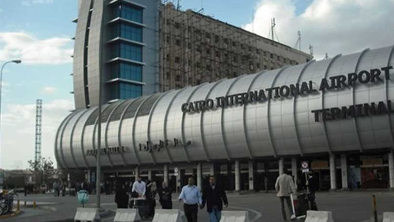 ضبط مضيفة طيران حاولت