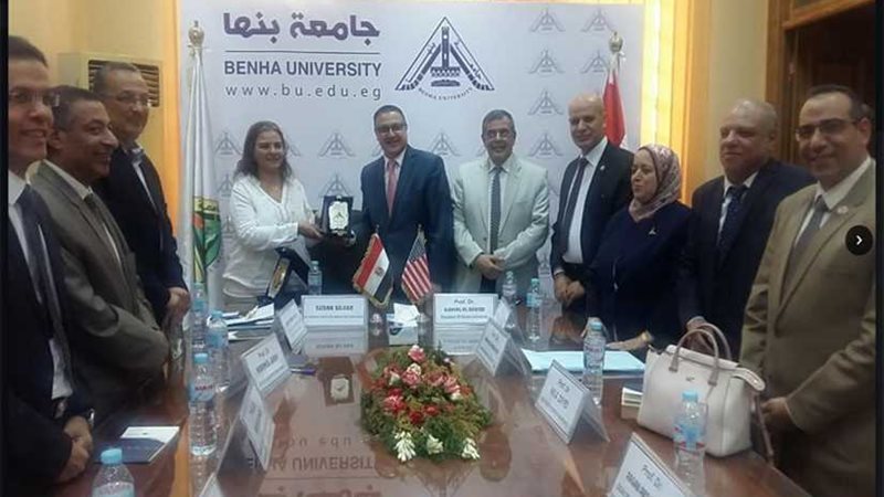 رئيس جامعة بنها يبحث