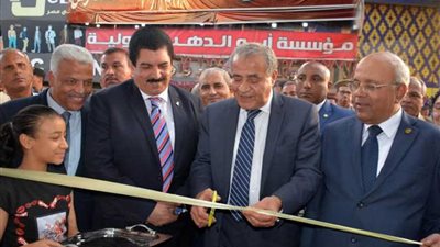 بالصور.. وزير التموين ومحافظ القليوبية يفتتحان معرض 