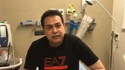 حكيم يتحدث من المستشفى ويكشف تفاصيل انقلاب سيارته.. (فيديو)