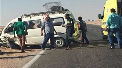 مصرع وإصابة 9 في تصادم بطريق 