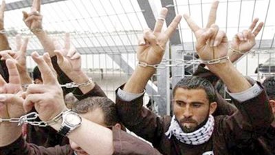 الأسرى الفلسطينيون يعلون الحداد عقب استشهاد أسير في سجون الاحتلال