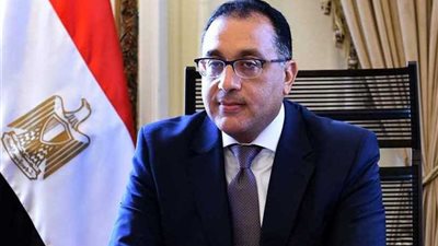 رئيس الوزراء يوجّه رؤساء المحليات بالمحافظة بإعداد خطة واضحة لرصف طرق تخدم 361 قرية وإنارتها