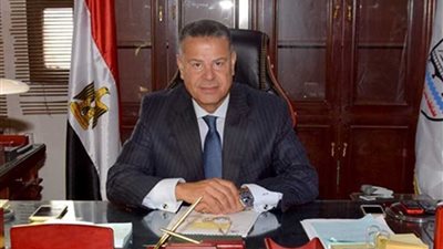 محافظ بني سويف يوزع الزي المدرسي 