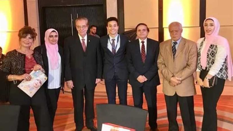 أنا سفير تتبنى المكرمين