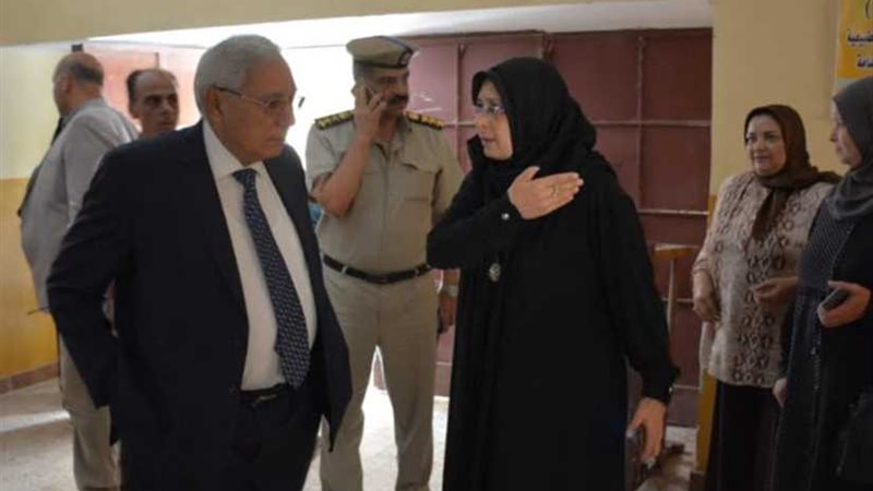 محافظ الدقهلية لمديرة