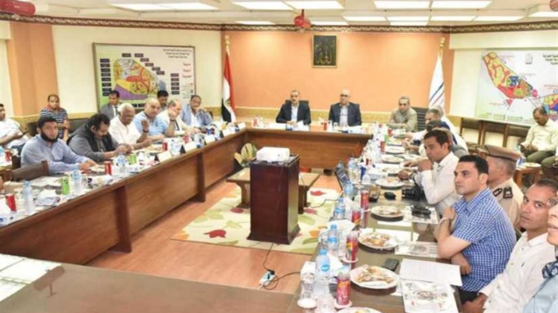 وزير الإسكان ومحافظ