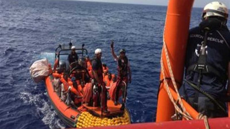 سفينة إنقاذ تحمل