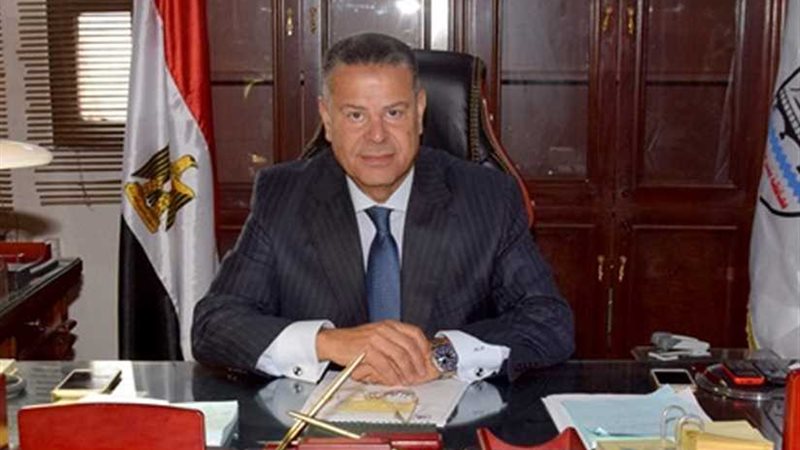 محافظ بني سويف يوزع